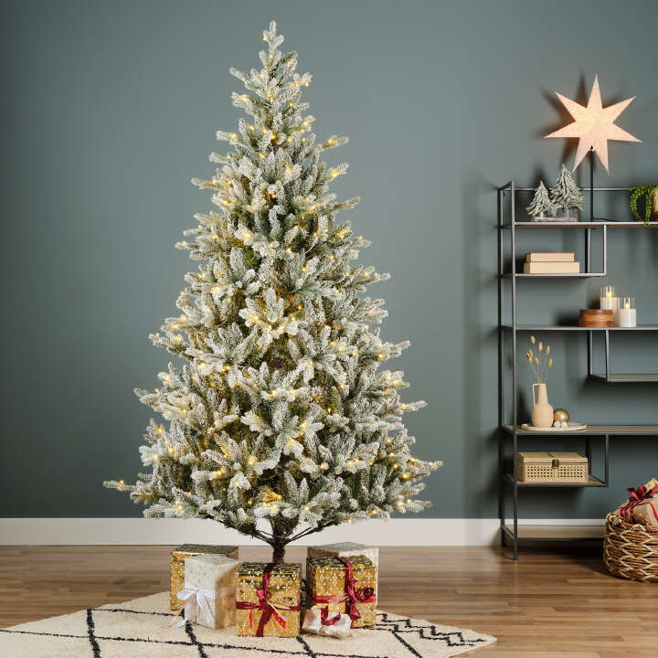 EVERLANDS Künstlicher Weihnachtsbaum Allison Kiefer beschneit LED